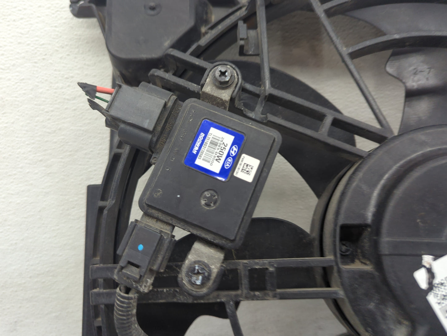 2016-2018 Hyundai Tucson Electric Radiator Cooling Fan Motor Assembly P/N:25380D3000 250W Fits Fits 2016 2017 2018 2019 2020