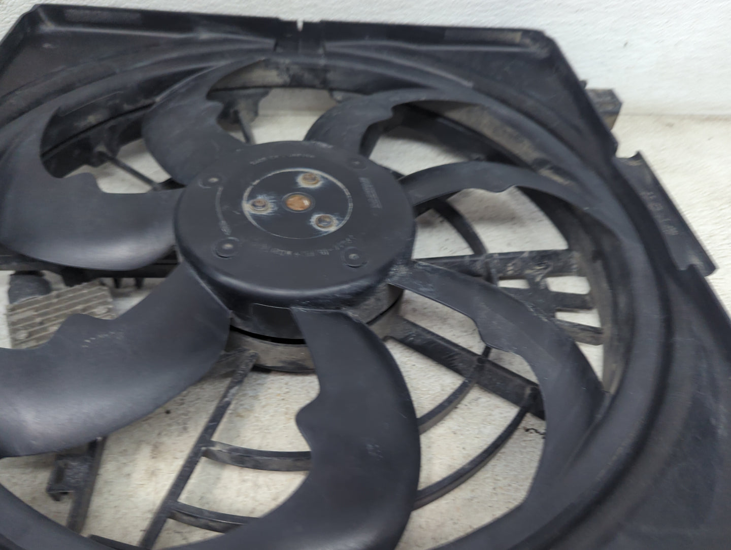 2016-2018 Hyundai Tucson Electric Radiator Cooling Fan Motor Assembly P/N:25380D3000 250W Fits Fits 2016 2017 2018 2019 2020