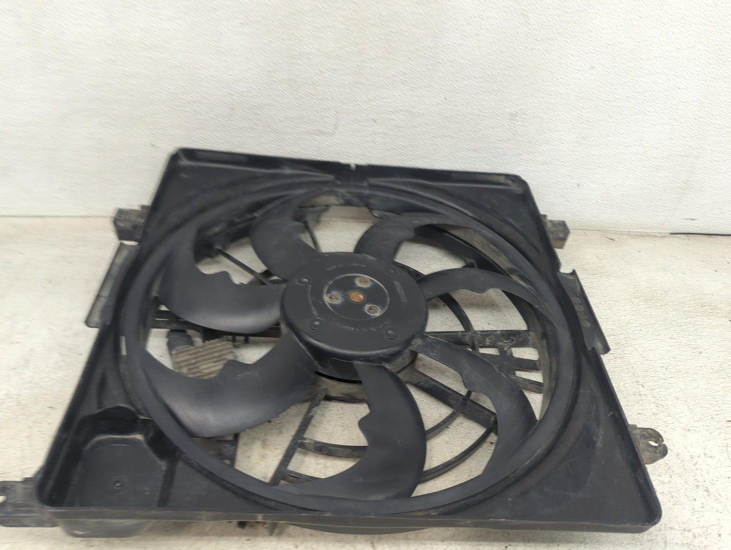 2016-2018 Hyundai Tucson Electric Radiator Cooling Fan Motor Assembly P/N:25380D3000 250W Fits Fits 2016 2017 2018 2019 2020