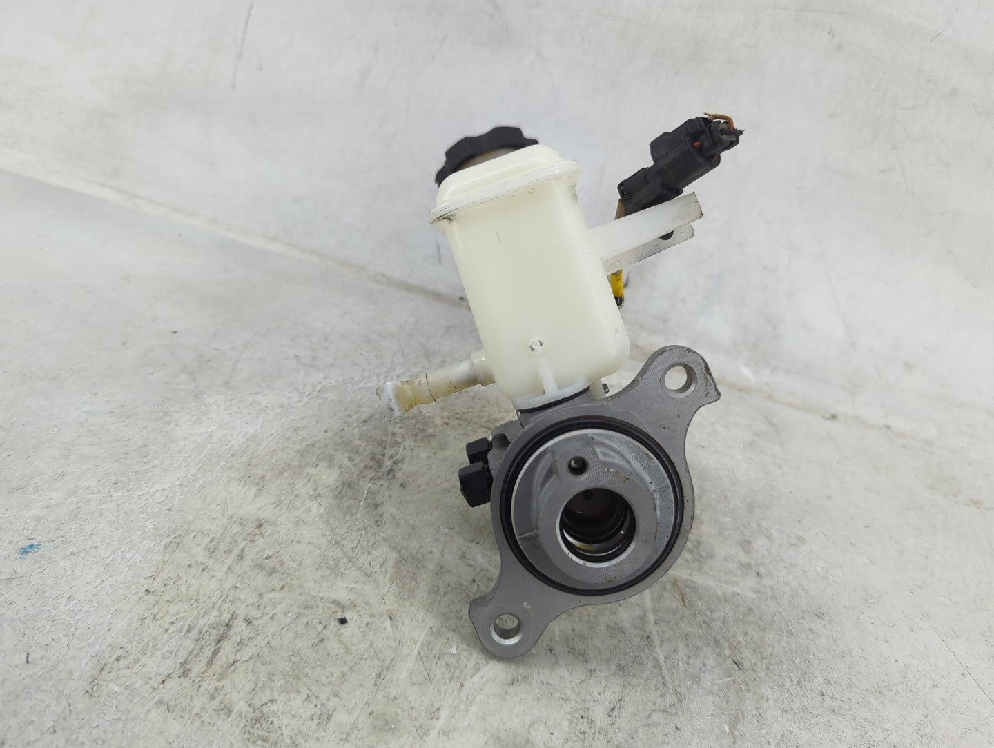 2016-2021 Hyundai Tucson Brake Master Cylinder 1490779 - Oemusedautoparts1.com