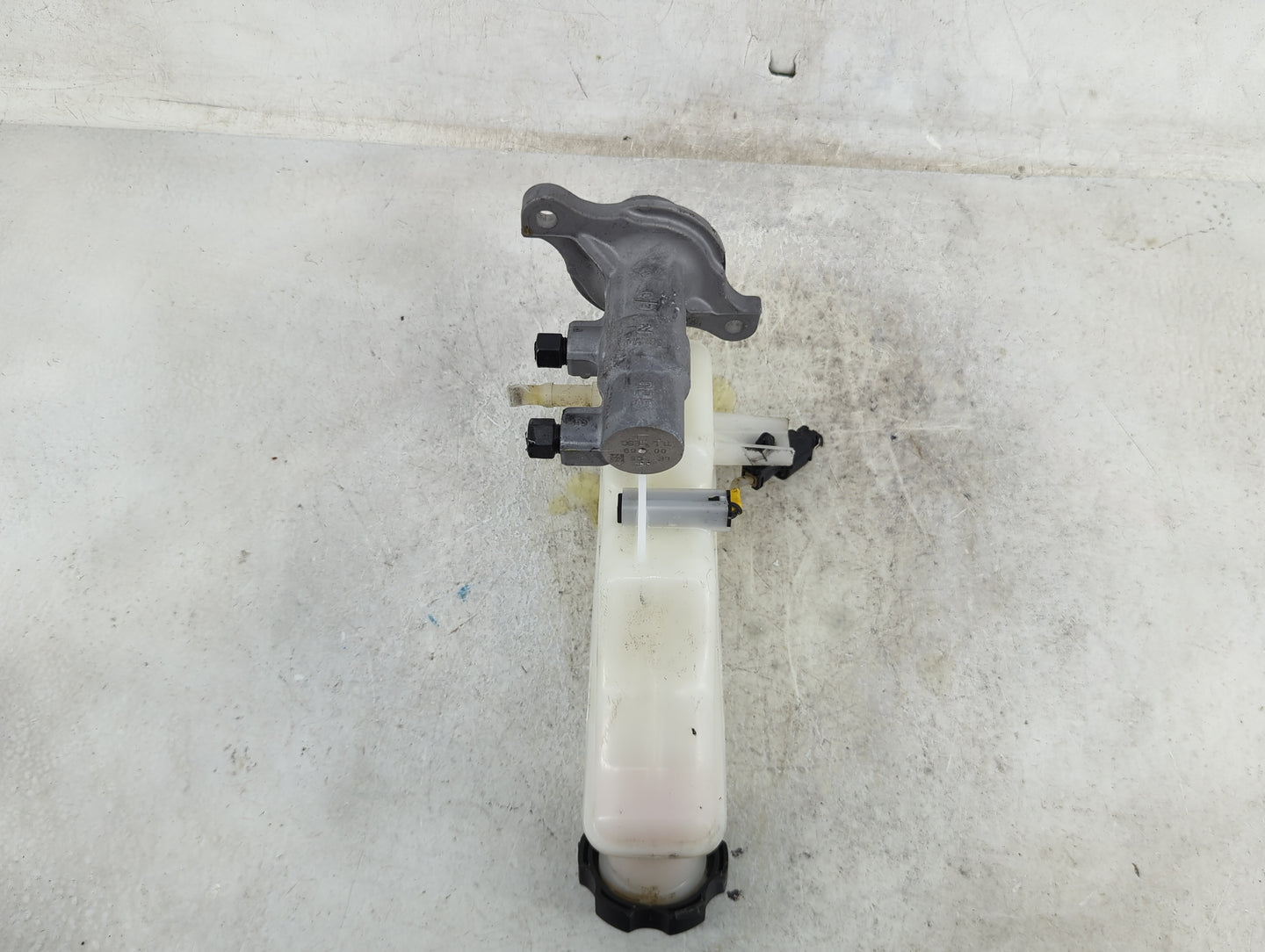 2016-2021 Hyundai Tucson Brake Master Cylinder 1490779 - Oemusedautoparts1.com