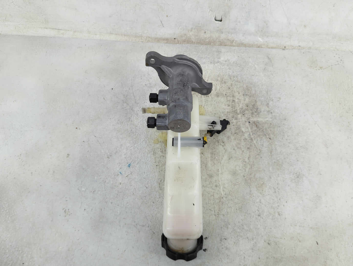 2016-2021 Hyundai Tucson Brake Master Cylinder 1490779 - Oemusedautoparts1.com