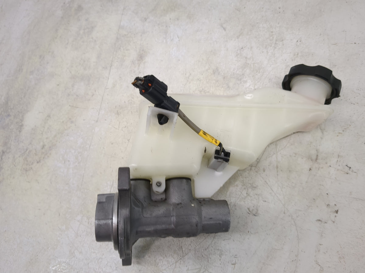 2016-2021 Hyundai Tucson Brake Master Cylinder 1518279 - Oemusedautoparts1.com