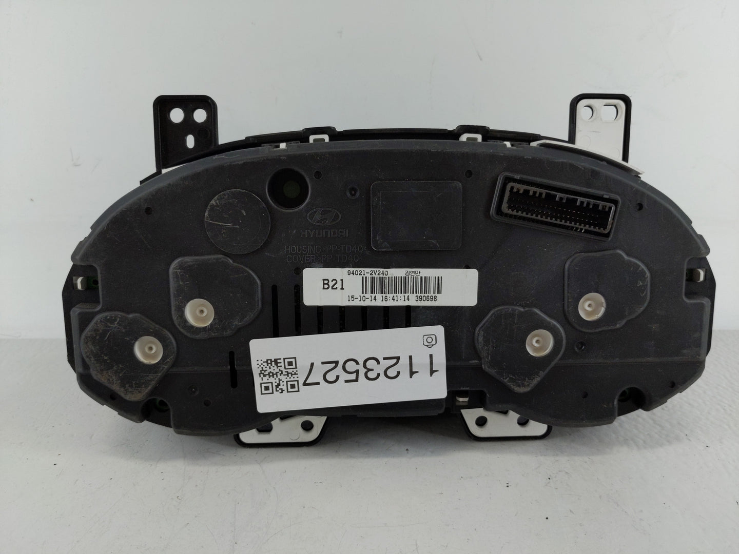 2016-2017 Hyundai Veloster Instrument Cluster Speedometer Gauges P/N:94021-2V240 Fits Fits 2016 2017 OEM Used Auto Parts - O