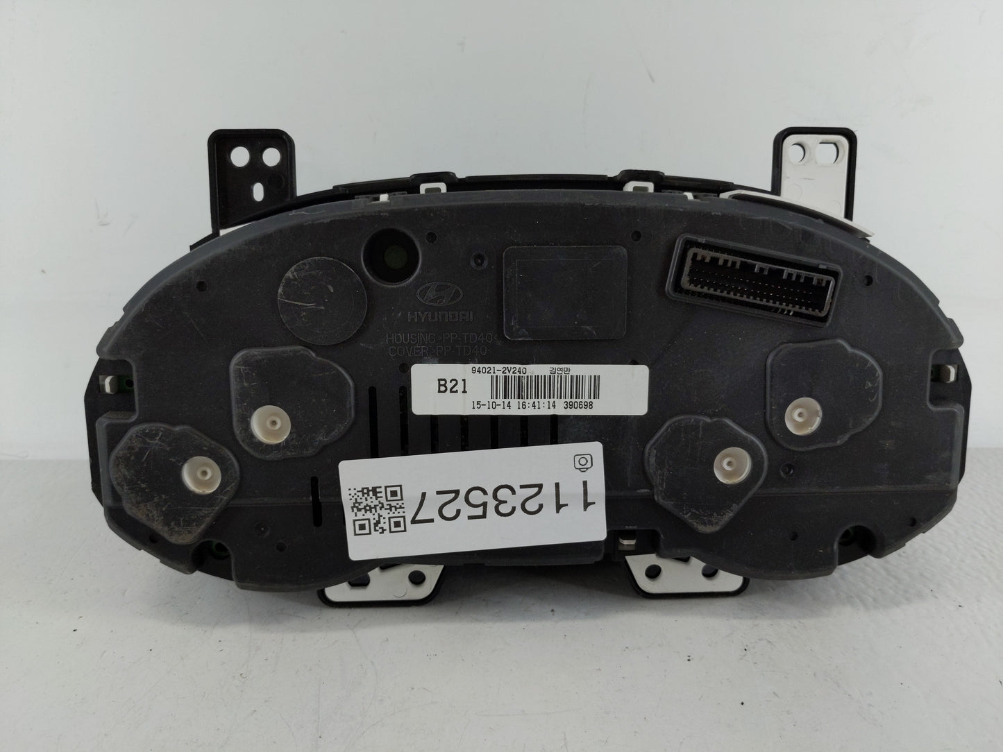 2016-2017 Hyundai Veloster Instrument Cluster Speedometer Gauges P/N:94021-2V240 Fits Fits 2016 2017 OEM Used Auto Parts - O