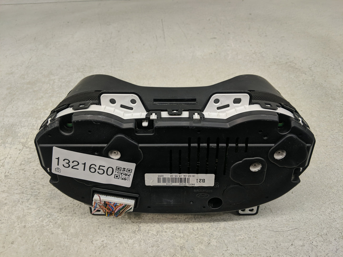 2016-2017 Hyundai Veloster Instrument Cluster Speedometer Gauges P/N:94021-2V240 Fits Fits 2016 2017 OEM Used Auto Parts - O
