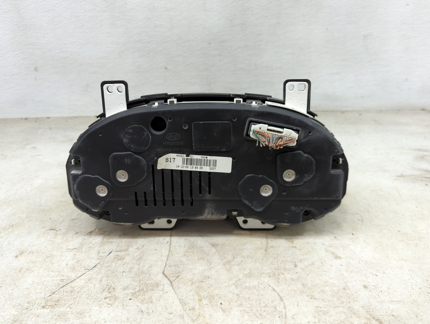 2016-2017 Hyundai Veloster Instrument Cluster Speedometer Gauges P/N:94021-2V201 Miles: Fits Fits 2016 2017 OEM Used Auto Pa