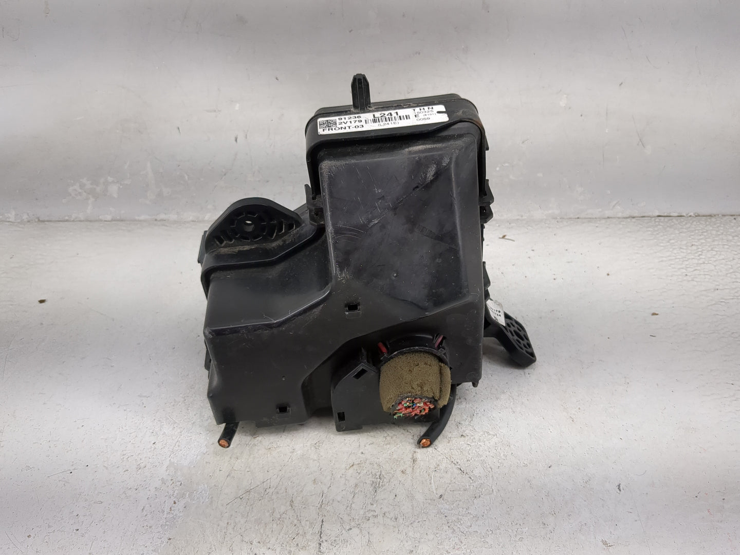 2016-2017 Hyundai Veloster Fusebox Fuse Box Panel Relay Module P/N:18790-01031 91236-2V179 Fits Fits 2016 2017 OEM Used Auto
