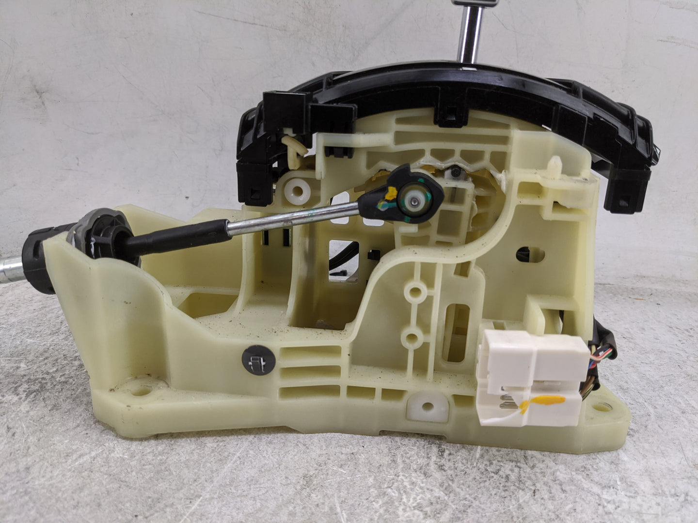 2016 Hyundai Veloster Floor Console Assembly Shifter - Oemusedautoparts1.com