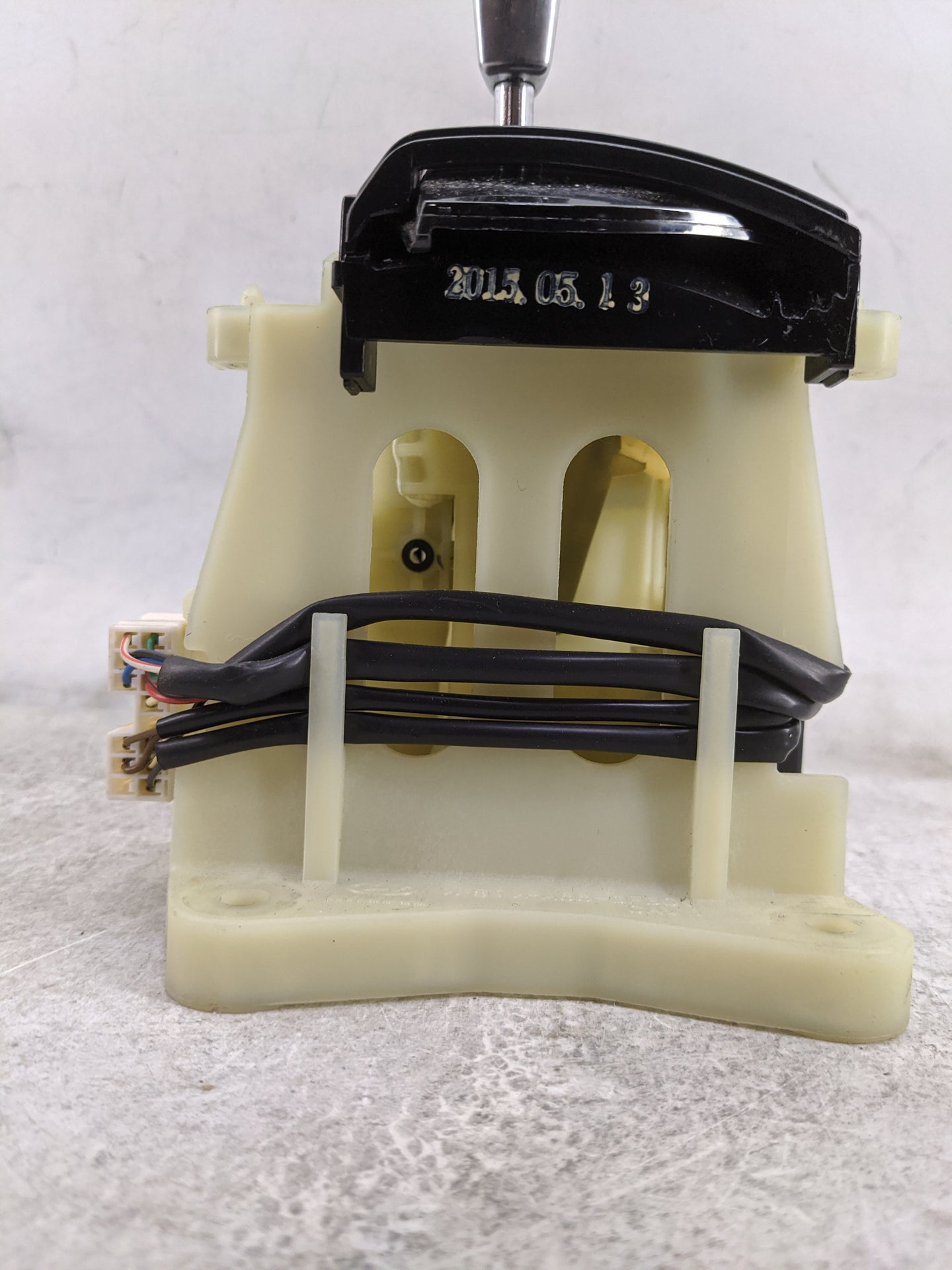 2016 Hyundai Veloster Floor Console Assembly Shifter - Oemusedautoparts1.com