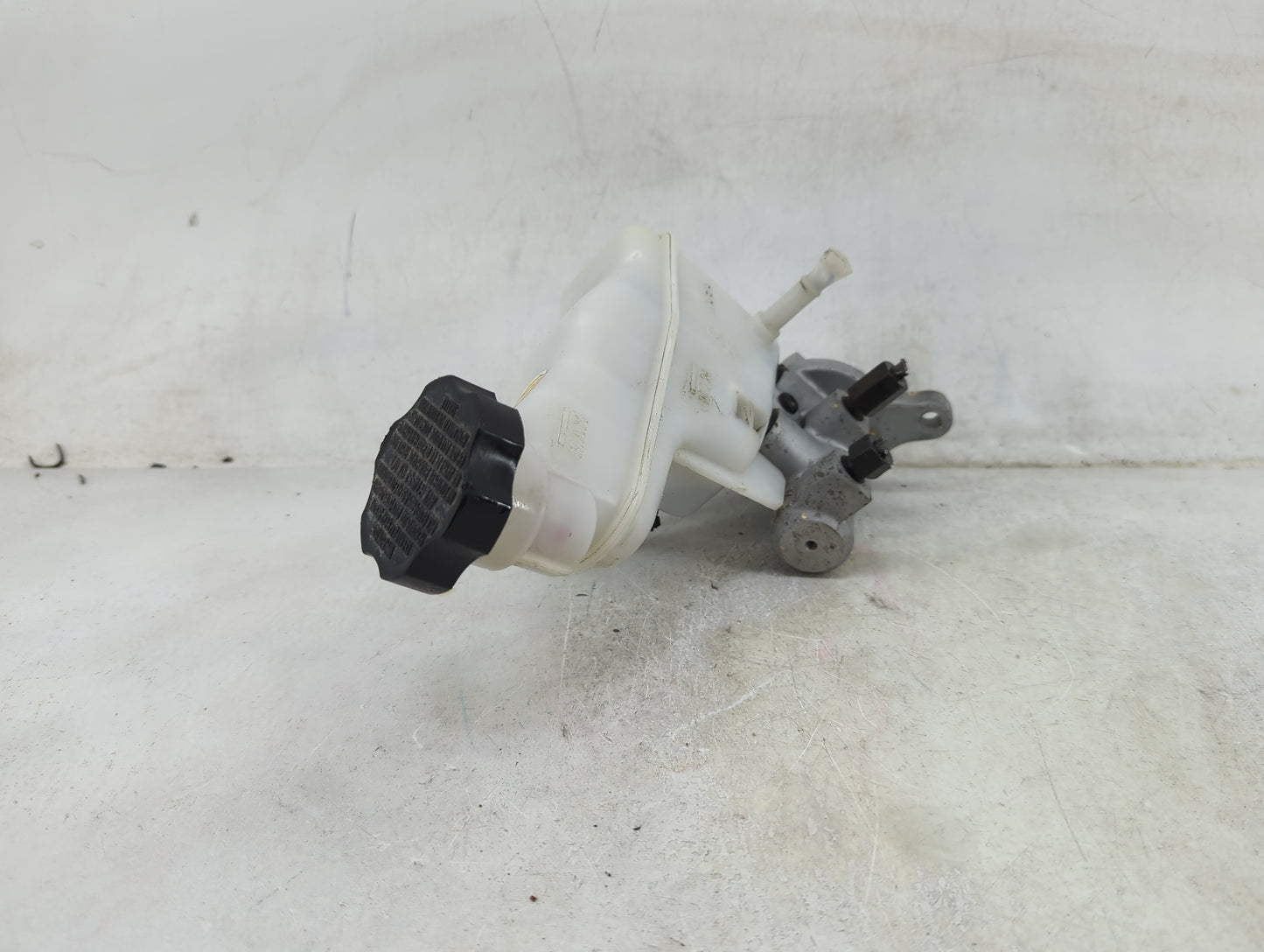 2012-2017 Hyundai Veloster Brake Master Cylinder 1490396 - Oemusedautoparts1.com