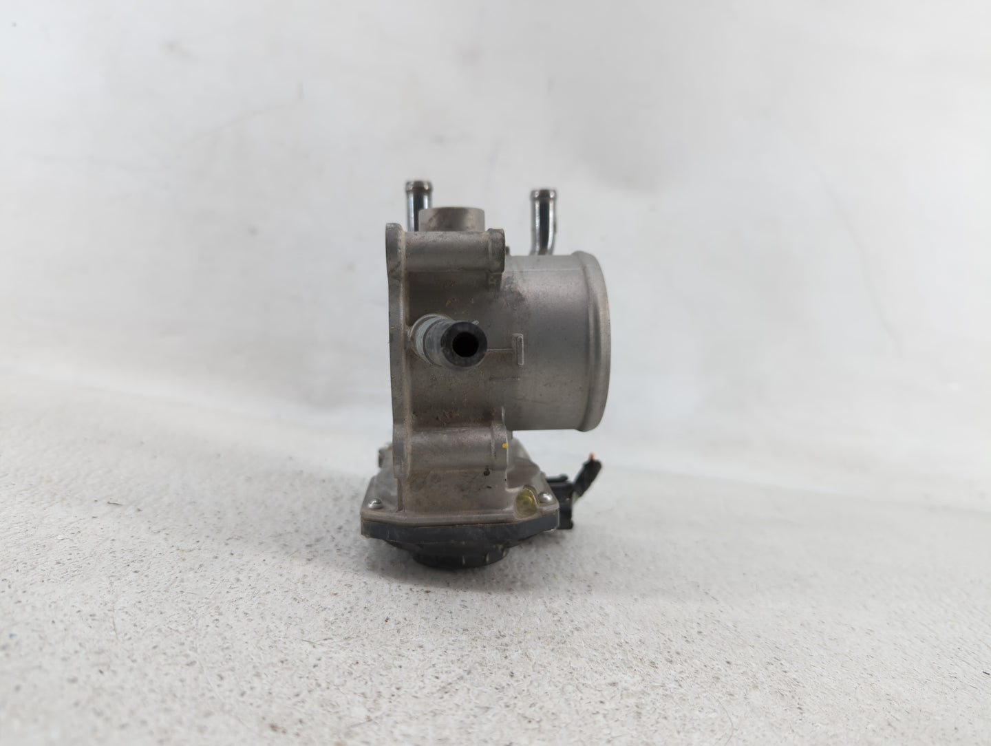 2012-2017 Hyundai Veloster Throttle Body P/N:35100-2B300 Fits Fits 2012 2013 2014 2015 2016 2017 2018 2019 OEM Used Auto Par