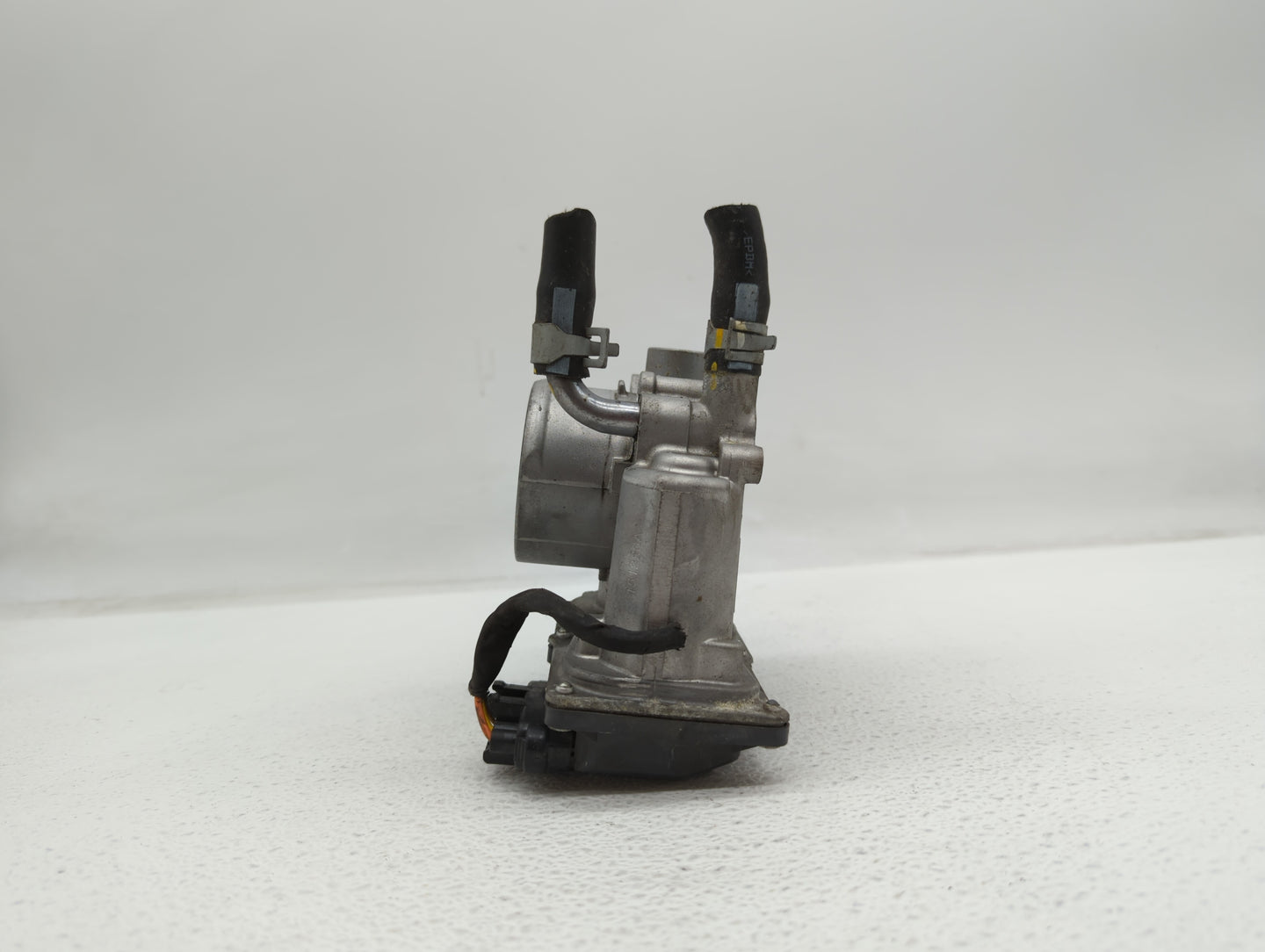2012-2017 Hyundai Veloster Throttle Body P/N:35100-2B300 Fits Fits 2012 2013 2014 2015 2016 2017 2018 2019 OEM Used Auto Par