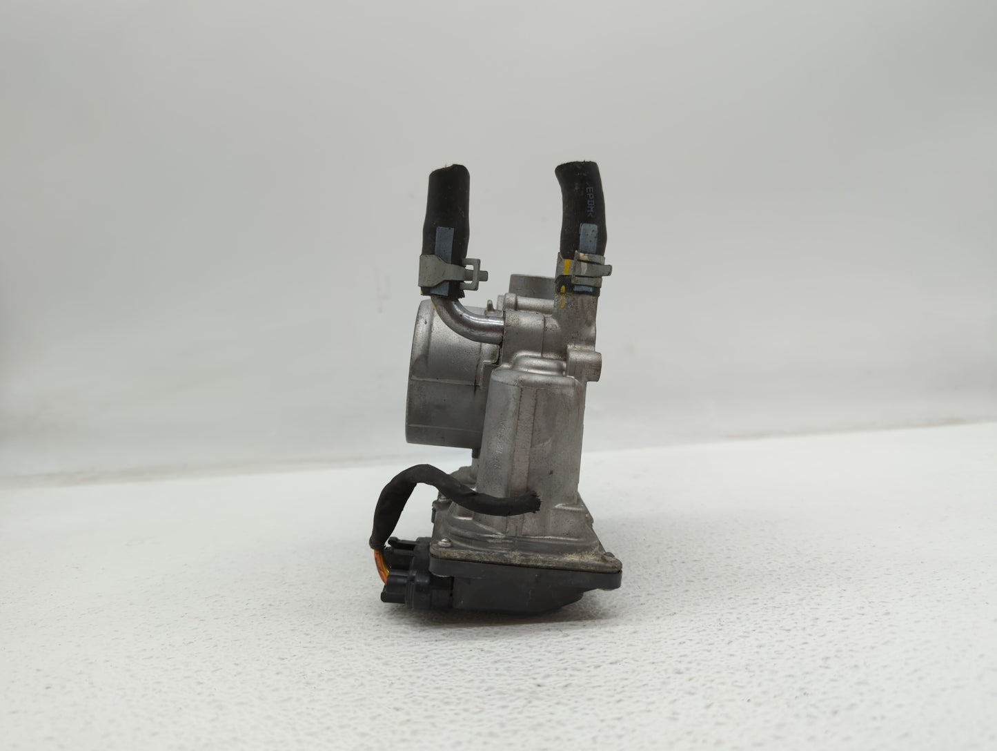 2012-2017 Hyundai Veloster Throttle Body P/N:35100-2B300 Fits Fits 2012 2013 2014 2015 2016 2017 2018 2019 OEM Used Auto Par