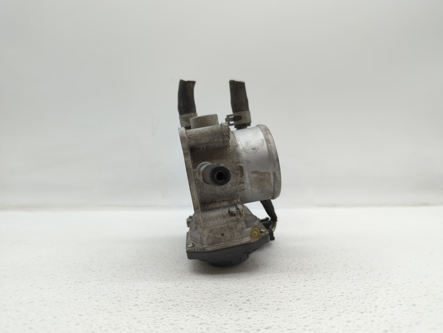 2012-2017 Hyundai Veloster Throttle Body P/N:35100-2B300 Fits Fits 2012 2013 2014 2015 2016 2017 2018 2019 OEM Used Auto Par