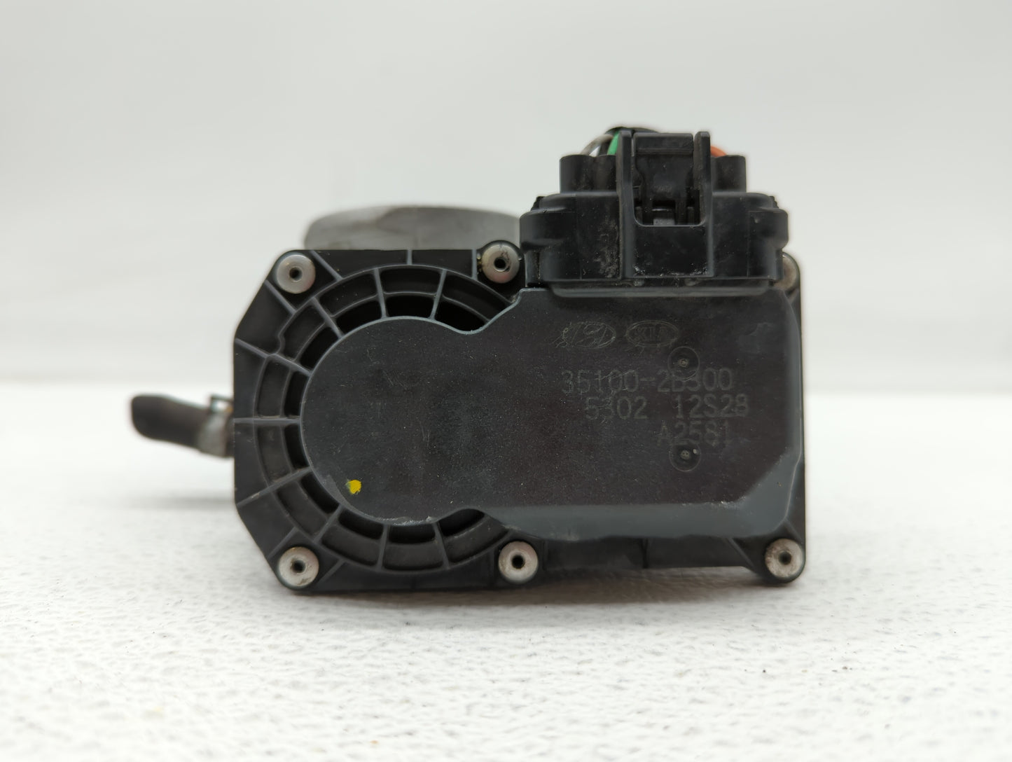 2012-2017 Hyundai Veloster Throttle Body P/N:35100-2B300 Fits Fits 2012 2013 2014 2015 2016 2017 2018 2019 OEM Used Auto Par