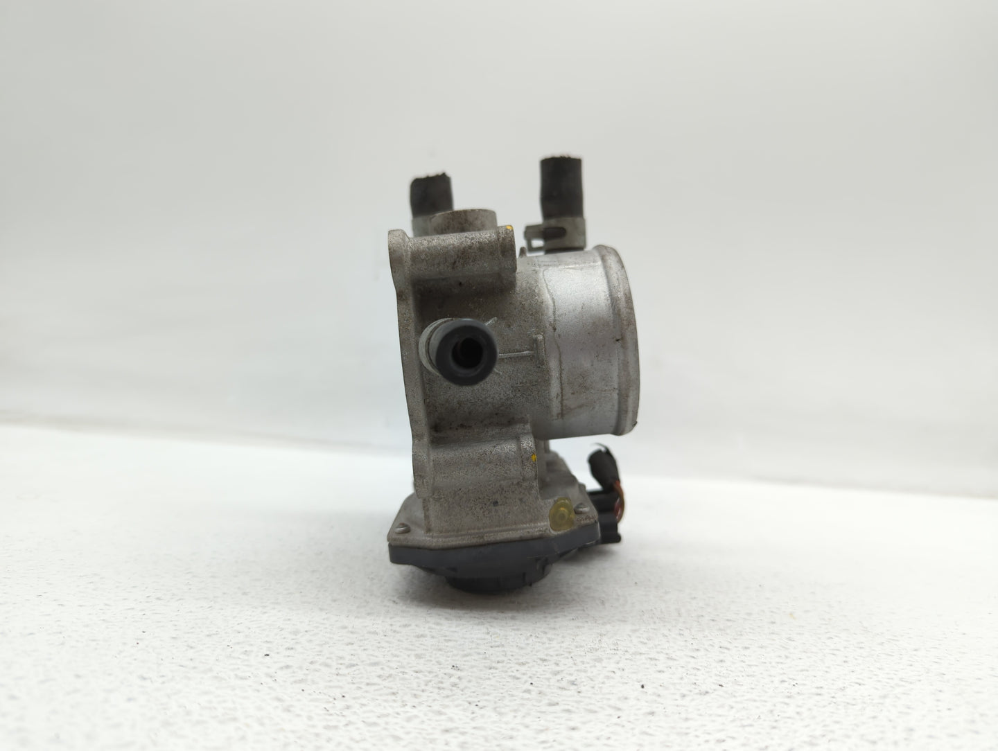 2012-2017 Hyundai Veloster Throttle Body P/N:35100-2B300 Fits Fits 2012 2013 2014 2015 2016 2017 2018 2019 OEM Used Auto Par