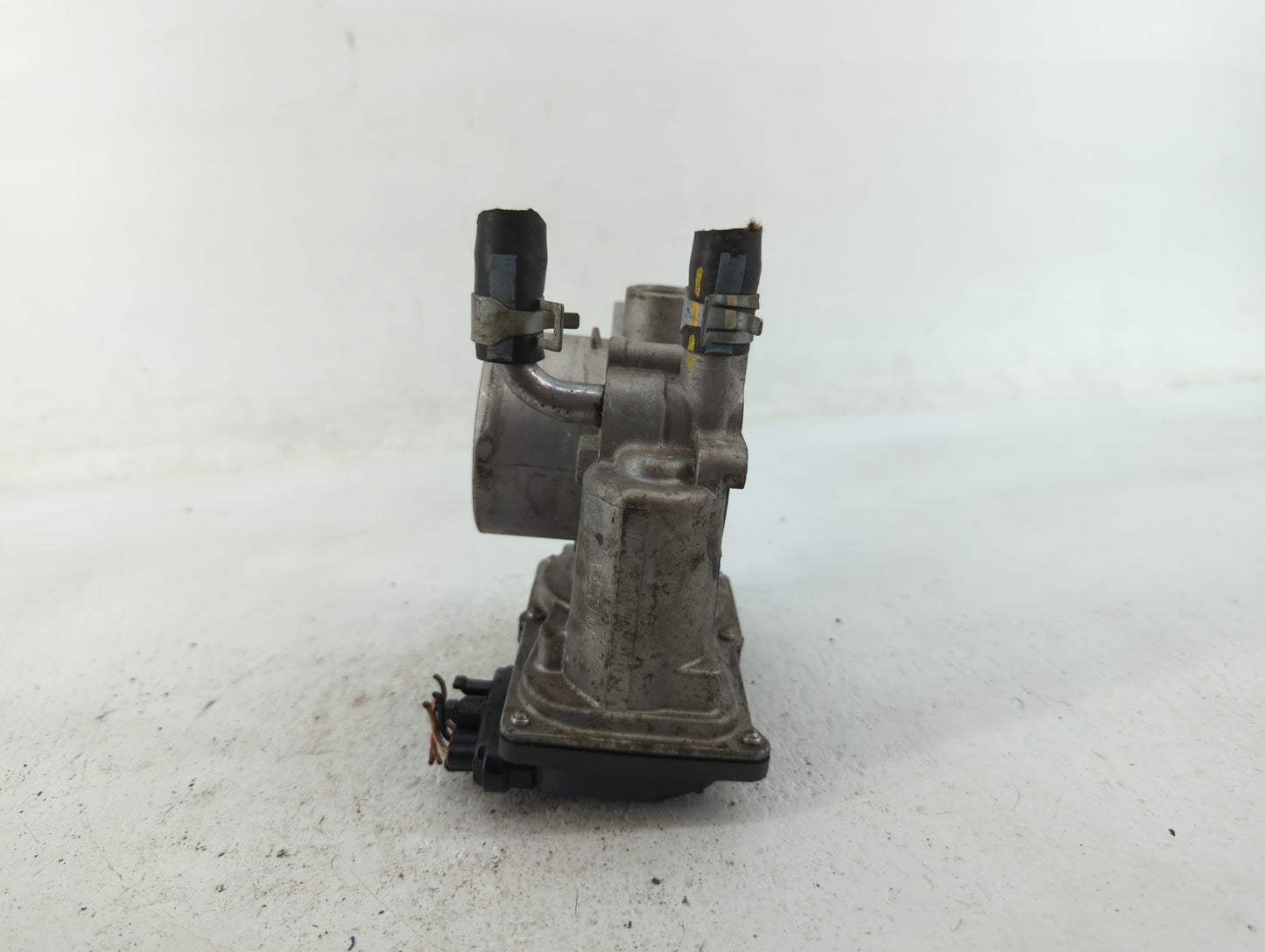 2012-2017 Hyundai Veloster Throttle Body P/N:35100-2B300 Fits Fits 2012 2013 2014 2015 2016 2017 2018 2019 OEM Used Auto Par