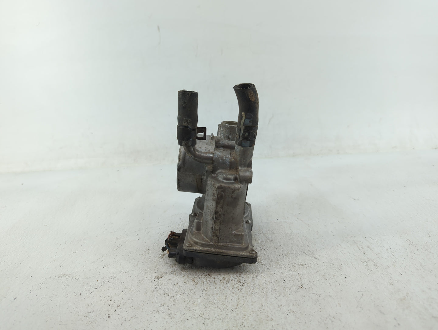2012-2017 Hyundai Veloster Throttle Body P/N:35100-2B300 Fits Fits 2012 2013 2014 2015 2016 2017 2018 2019 OEM Used Auto Par