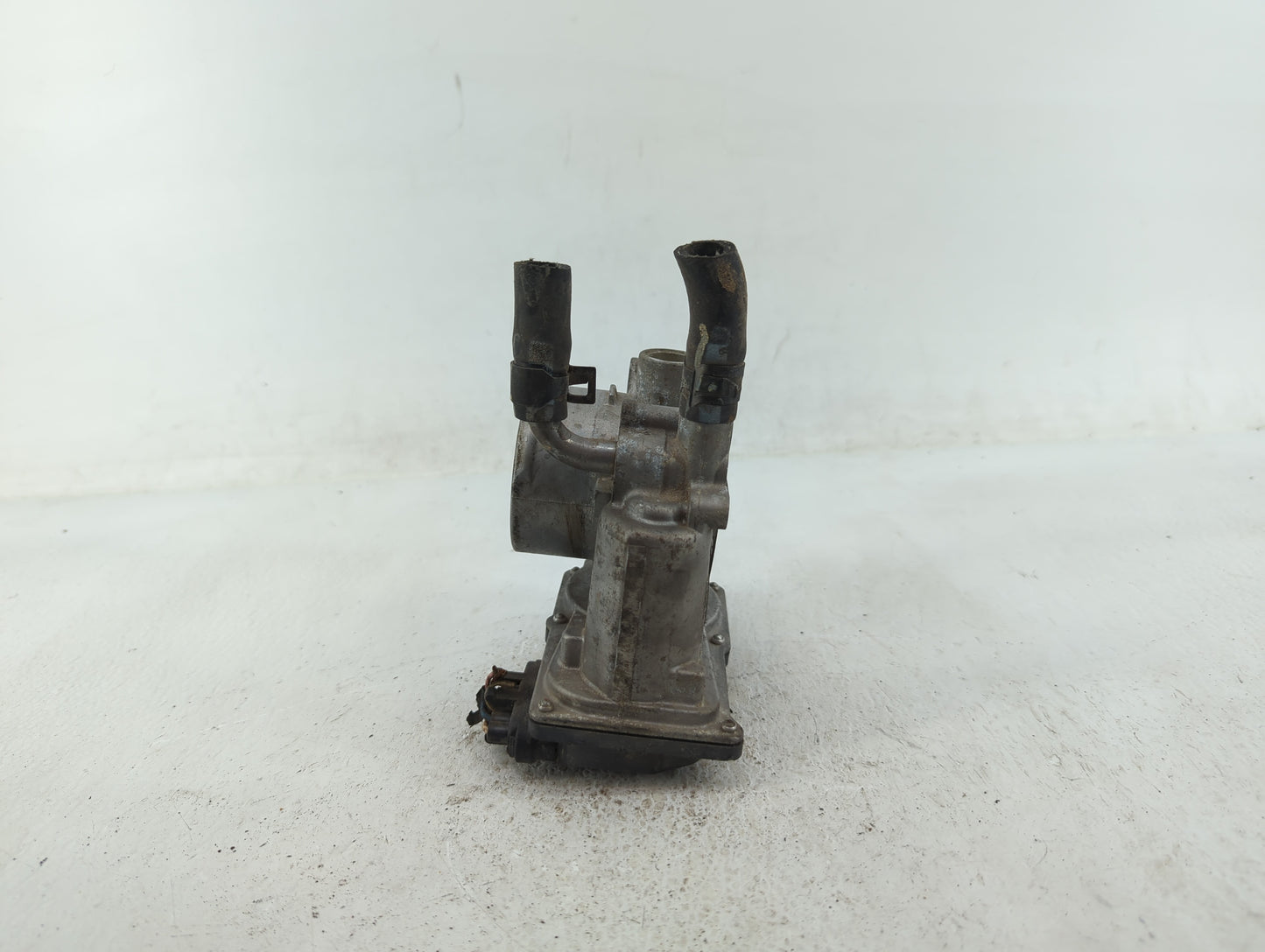 2012-2017 Hyundai Veloster Throttle Body P/N:35100-2B300 Fits Fits 2012 2013 2014 2015 2016 2017 2018 2019 OEM Used Auto Par