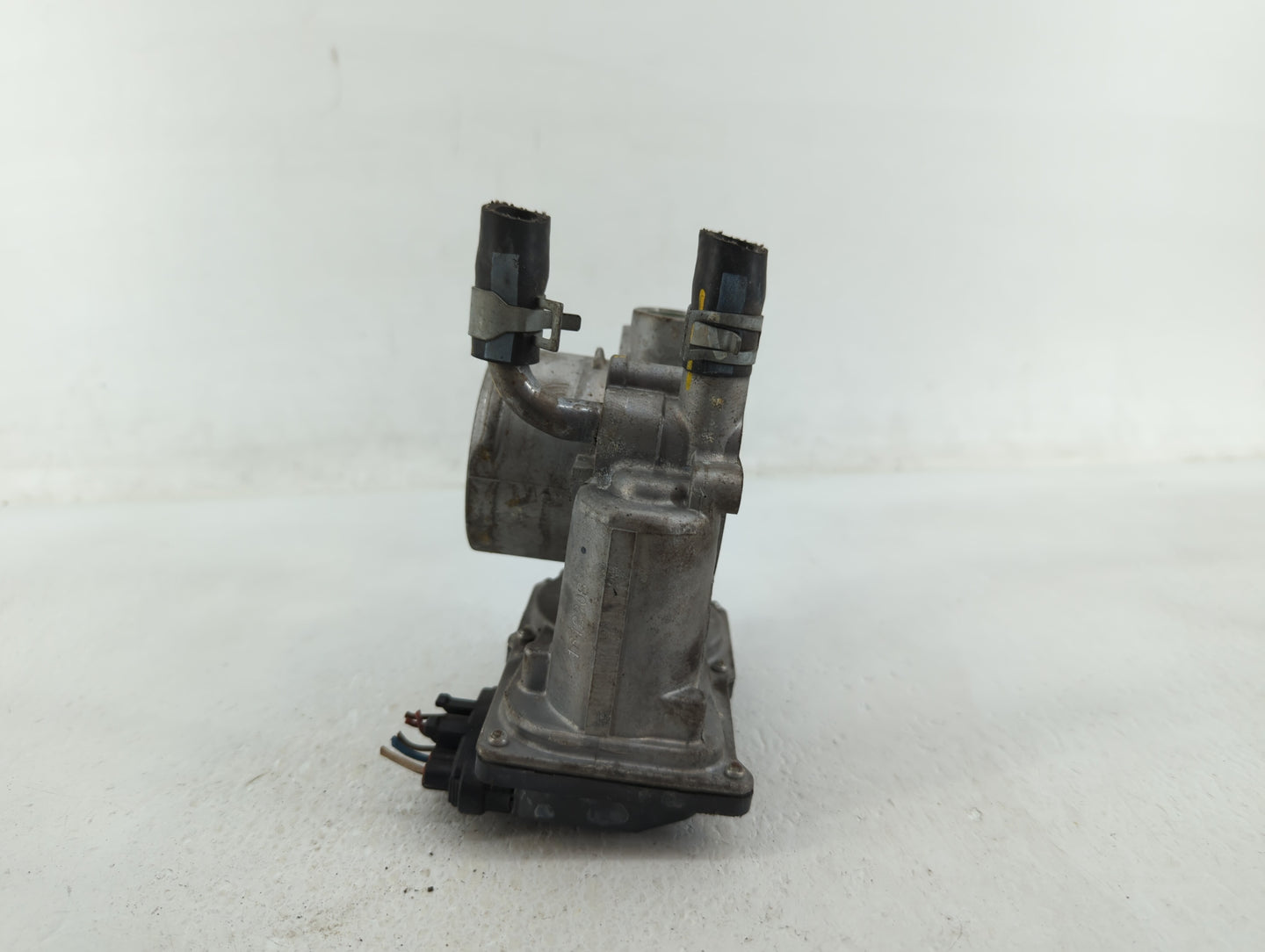 2012-2017 Hyundai Veloster Throttle Body P/N:35100-2B300 Fits Fits 2012 2013 2014 2015 2016 2017 2018 2019 OEM Used Auto Par