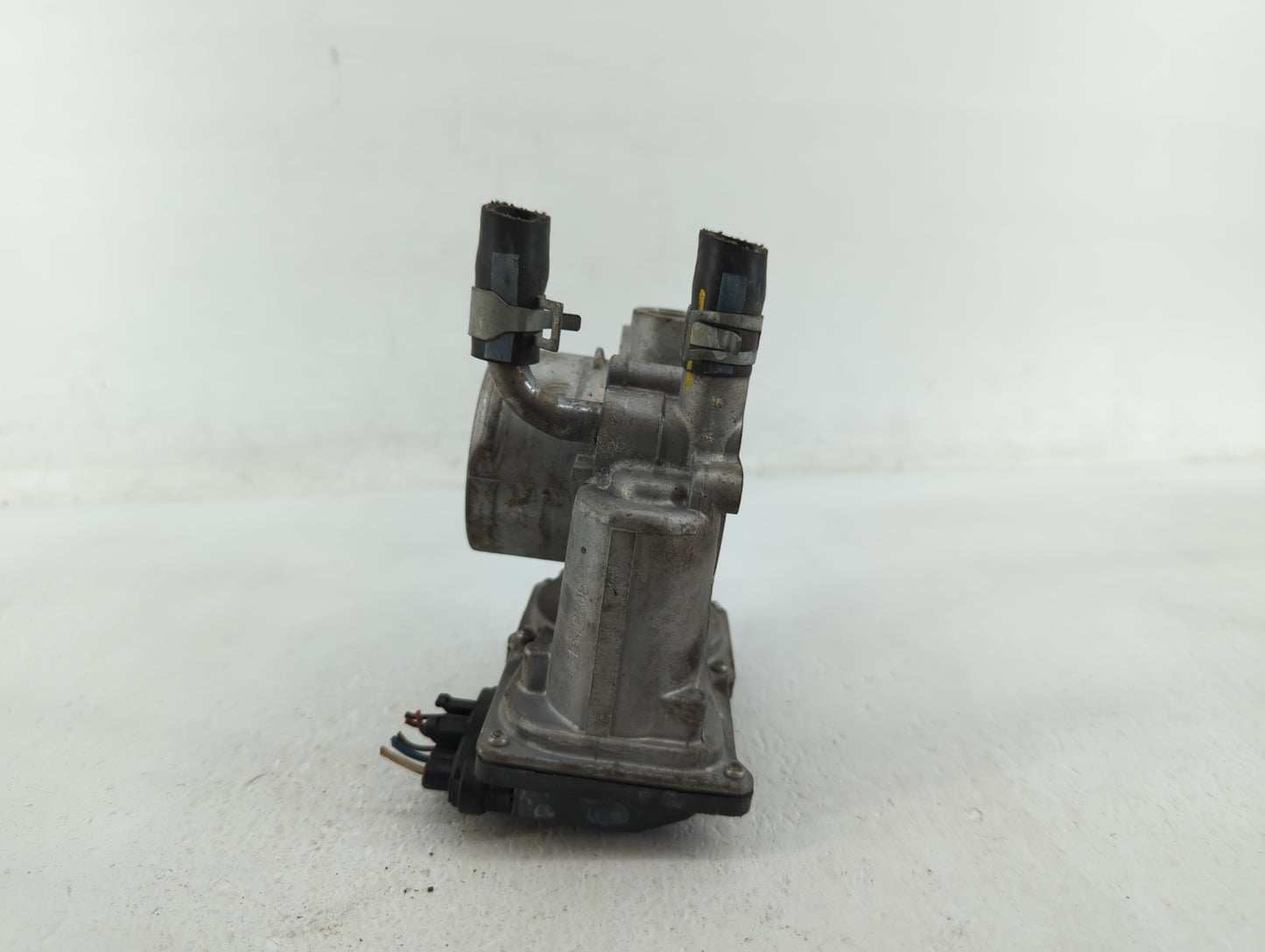 2012-2017 Hyundai Veloster Throttle Body P/N:35100-2B300 Fits Fits 2012 2013 2014 2015 2016 2017 2018 2019 OEM Used Auto Par