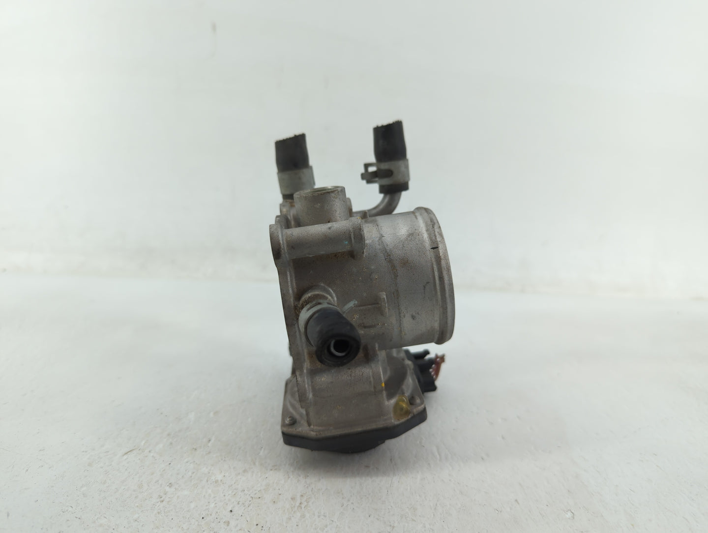 2012-2017 Hyundai Veloster Throttle Body P/N:35100-2B300 Fits Fits 2012 2013 2014 2015 2016 2017 2018 2019 OEM Used Auto Par