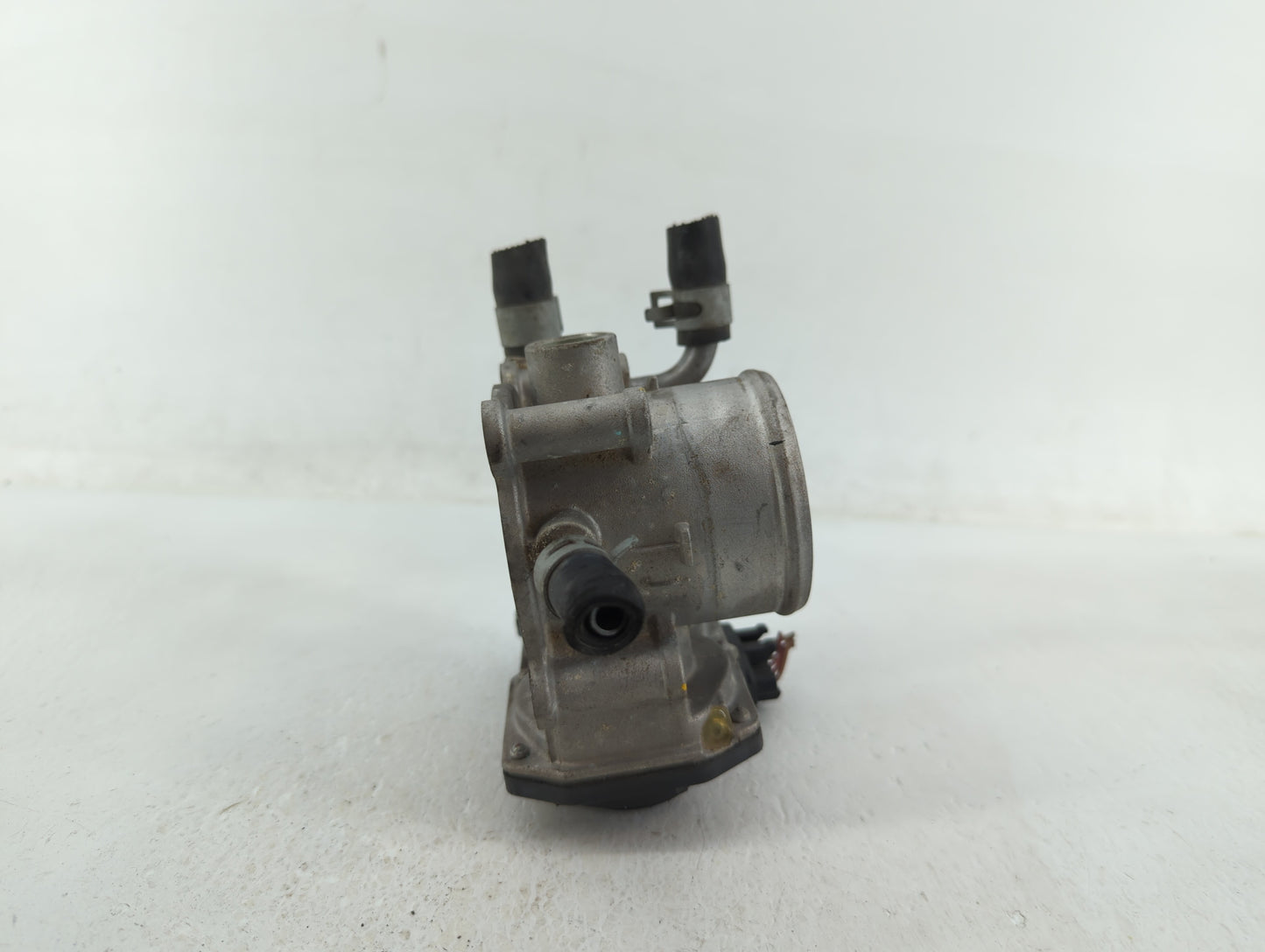 2012-2017 Hyundai Veloster Throttle Body P/N:35100-2B300 Fits Fits 2012 2013 2014 2015 2016 2017 2018 2019 OEM Used Auto Par