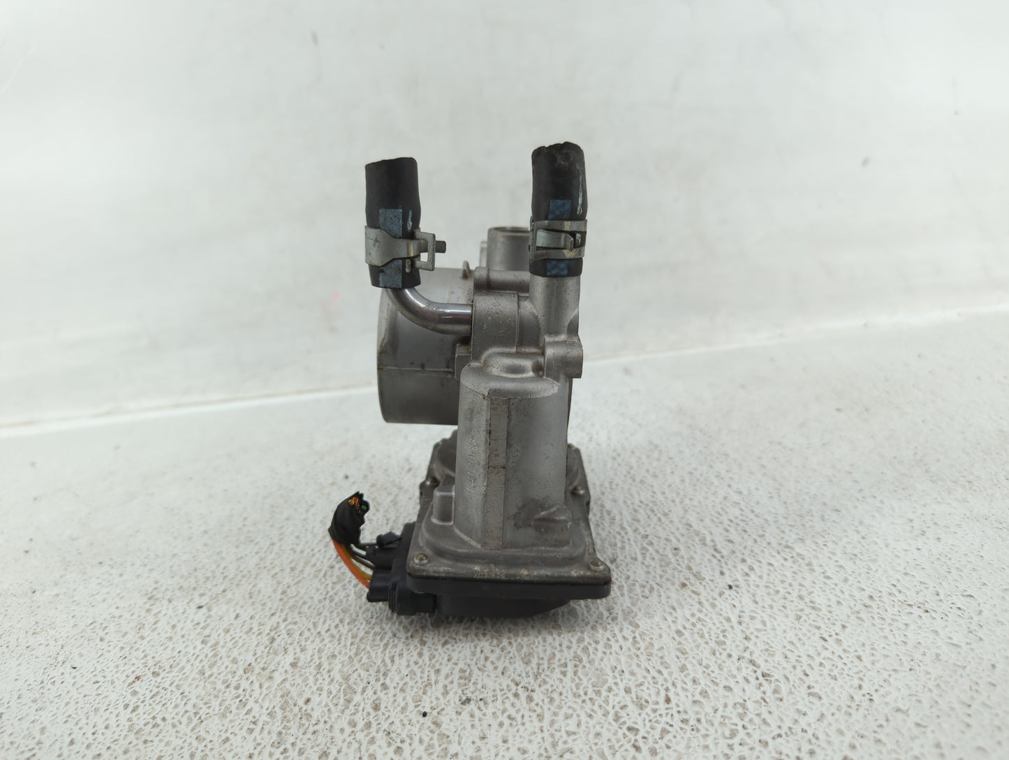 2012-2017 Hyundai Veloster Throttle Body P/N:35100-2B300 Fits Fits 2012 2013 2014 2015 2016 2017 2018 2019 OEM Used Auto Par
