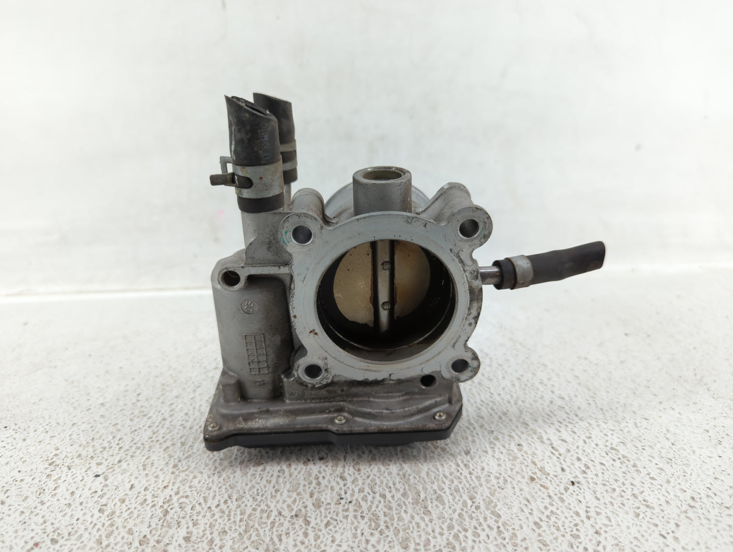 2012-2017 Hyundai Veloster Throttle Body P/N:35100-2B300 Fits Fits 2012 2013 2014 2015 2016 2017 2018 2019 OEM Used Auto Par