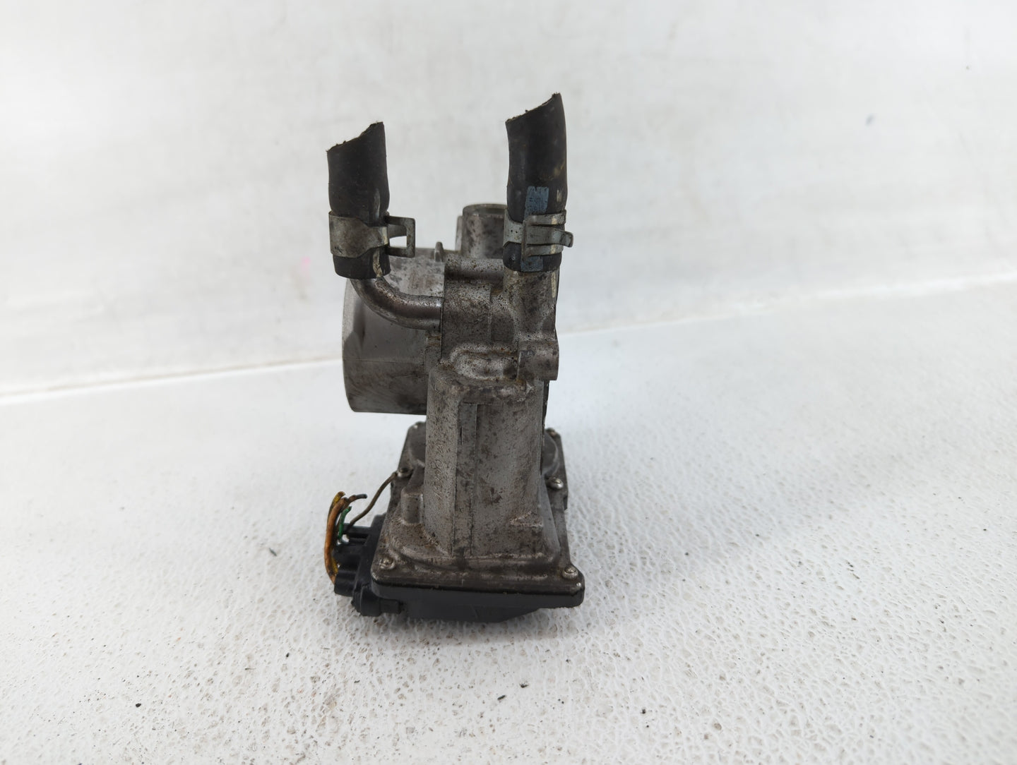 2012-2017 Hyundai Veloster Throttle Body P/N:35100-2B300 Fits Fits 2012 2013 2014 2015 2016 2017 2018 2019 OEM Used Auto Par