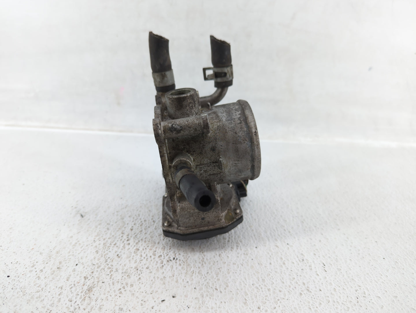 2012-2017 Hyundai Veloster Throttle Body P/N:35100-2B300 Fits Fits 2012 2013 2014 2015 2016 2017 2018 2019 OEM Used Auto Par