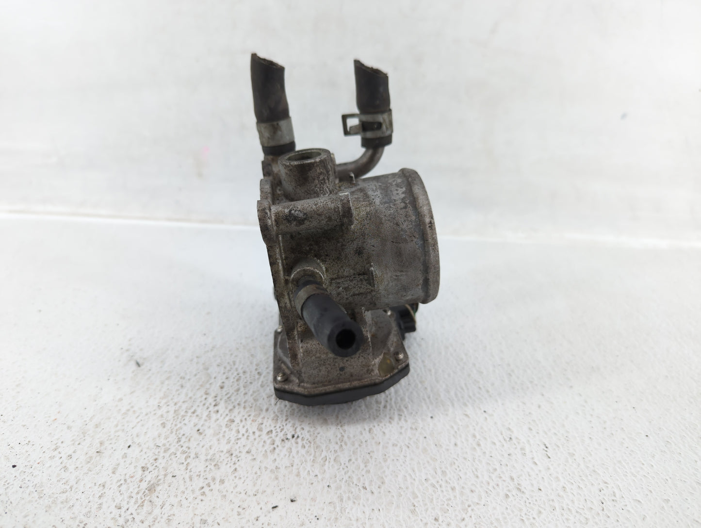 2012-2017 Hyundai Veloster Throttle Body P/N:35100-2B300 Fits Fits 2012 2013 2014 2015 2016 2017 2018 2019 OEM Used Auto Par