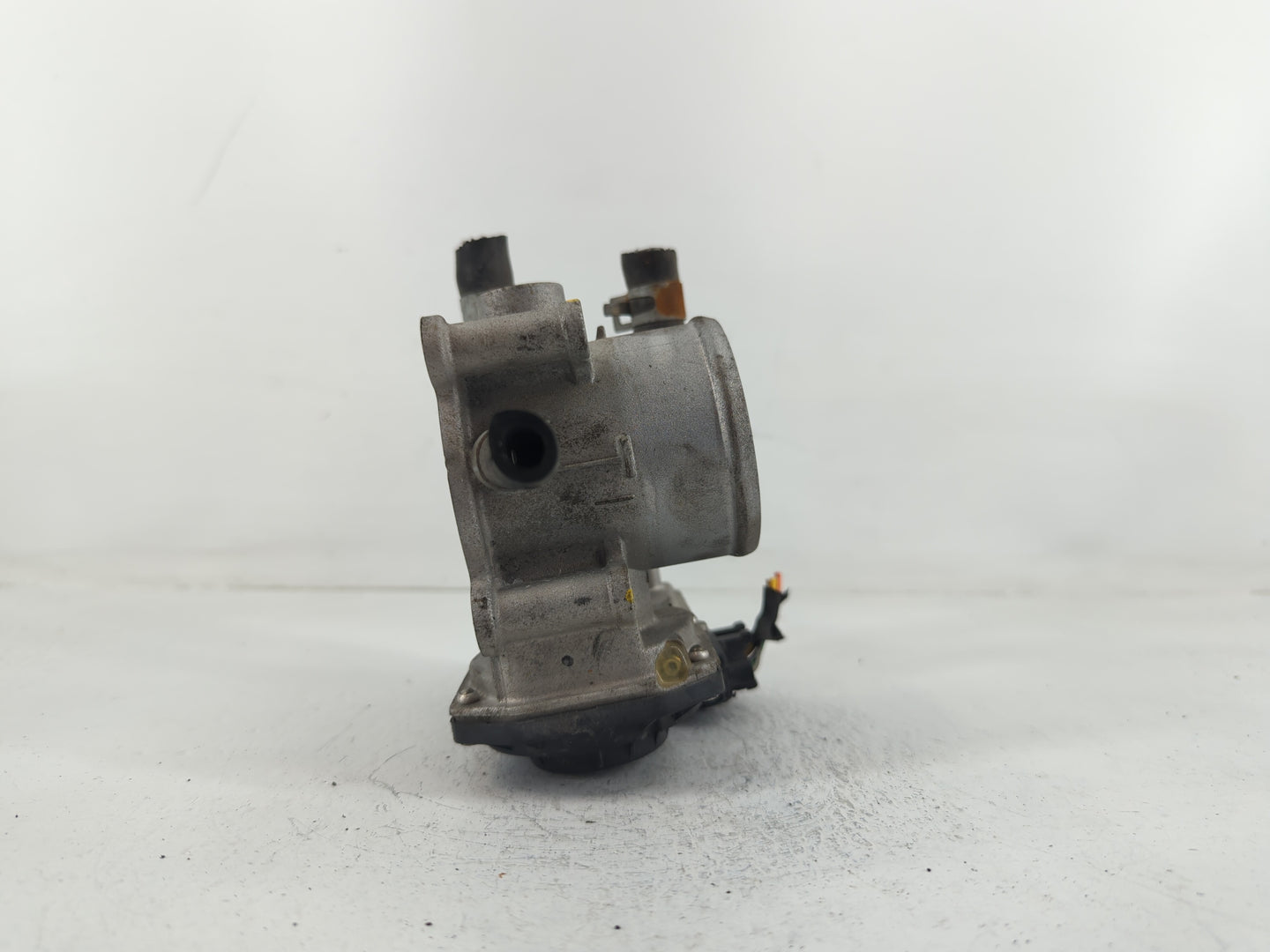 2012-2017 Hyundai Veloster Throttle Body P/N:35100-2B300 Fits Fits 2012 2013 2014 2015 2016 2017 2018 2019 OEM Used Auto Par