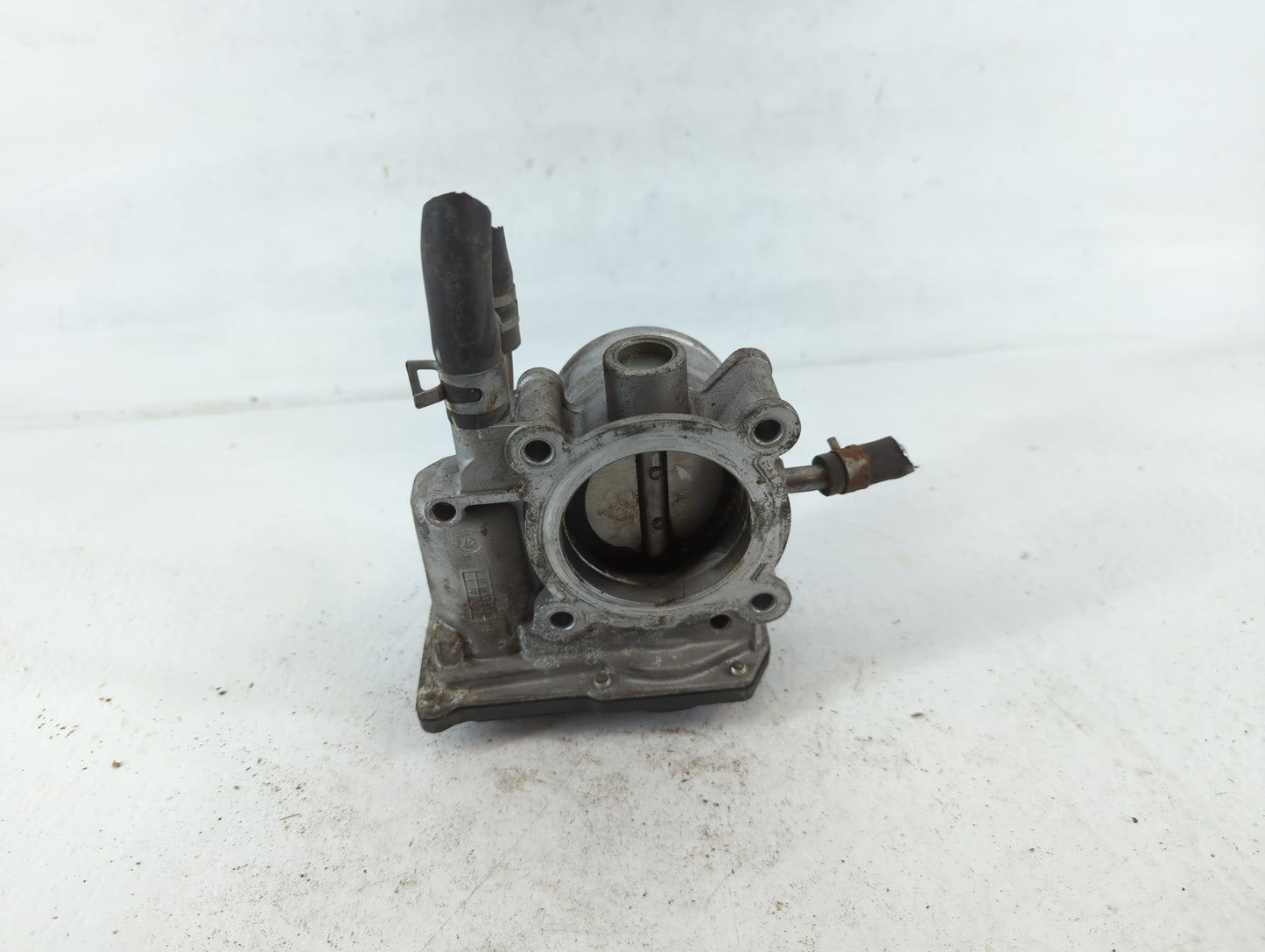 2012-2017 Hyundai Veloster Throttle Body P/N:35100-2B300 Fits Fits 2012 2013 2014 2015 2016 2017 2018 2019 OEM Used Auto Par