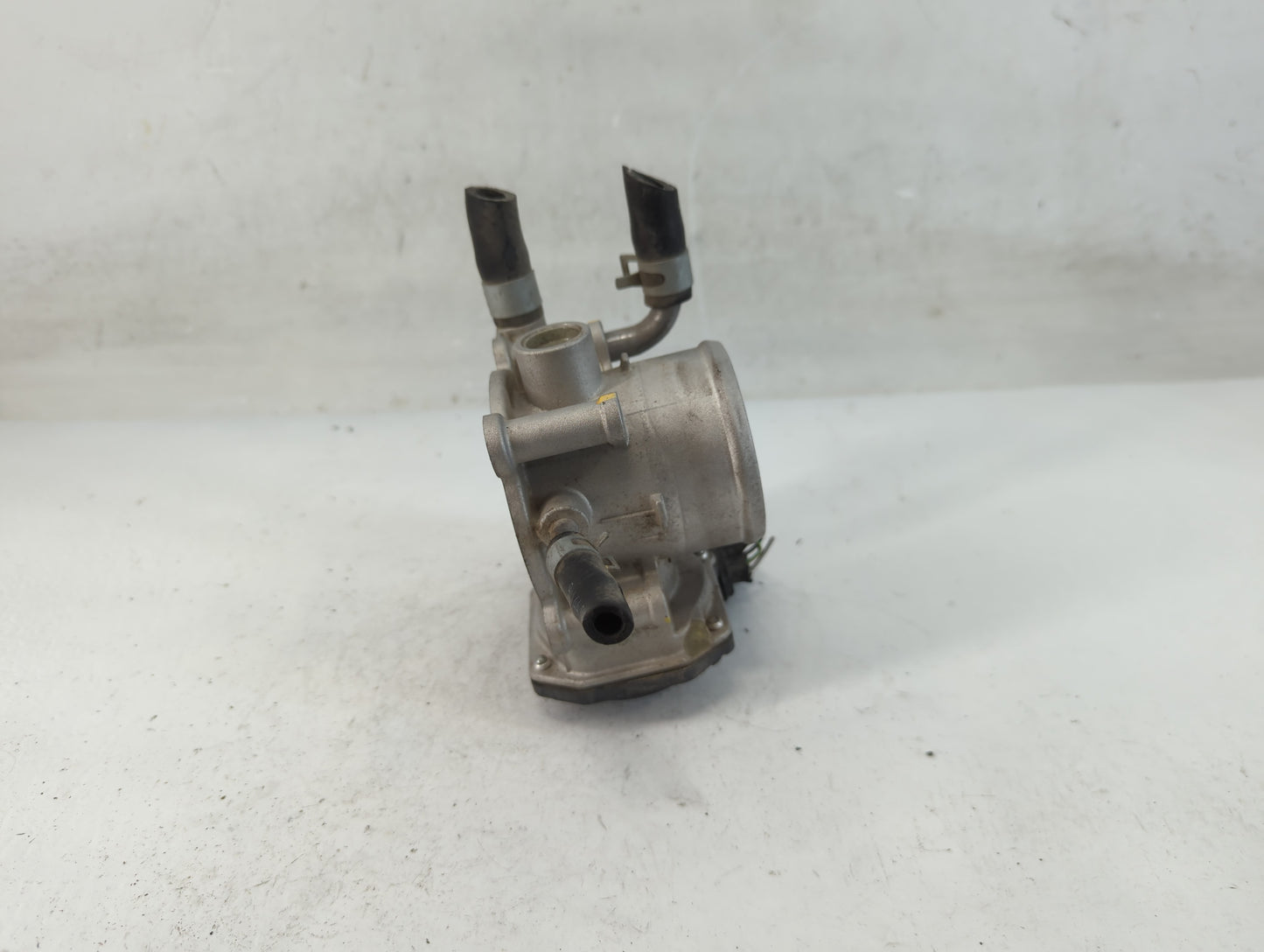 2012-2017 Hyundai Veloster Throttle Body P/N:35100-2B300 Fits Fits 2012 2013 2014 2015 2016 2017 2018 2019 OEM Used Auto Par