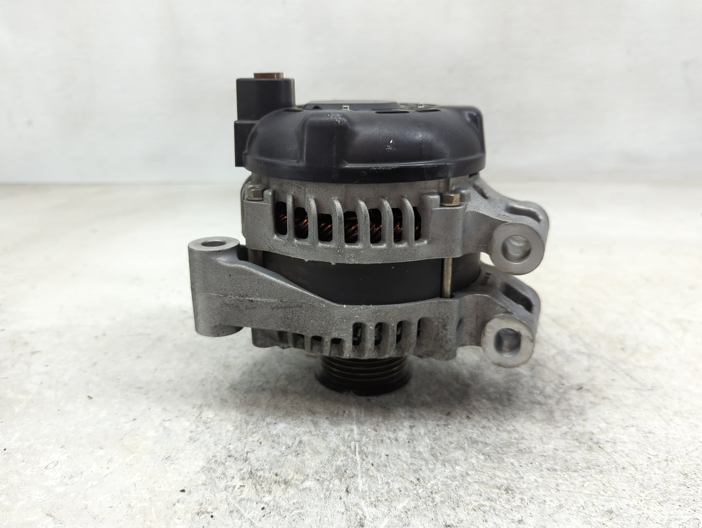 2010-2019 Jaguar Xf Alternator Replacement Generator Charging Assembly Engine OEM P/N:8W83-10300-AE Fits OEM Used Auto Parts