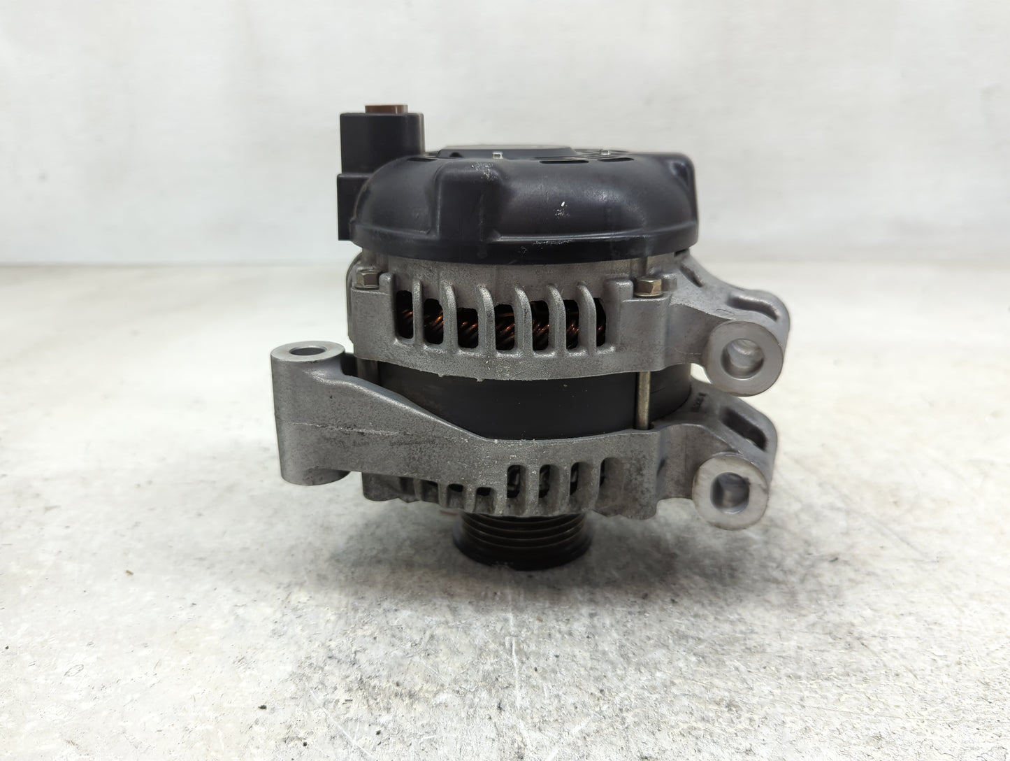 2010-2019 Jaguar Xf Alternator Replacement Generator Charging Assembly Engine OEM P/N:8W83-10300-AE Fits OEM Used Auto Parts