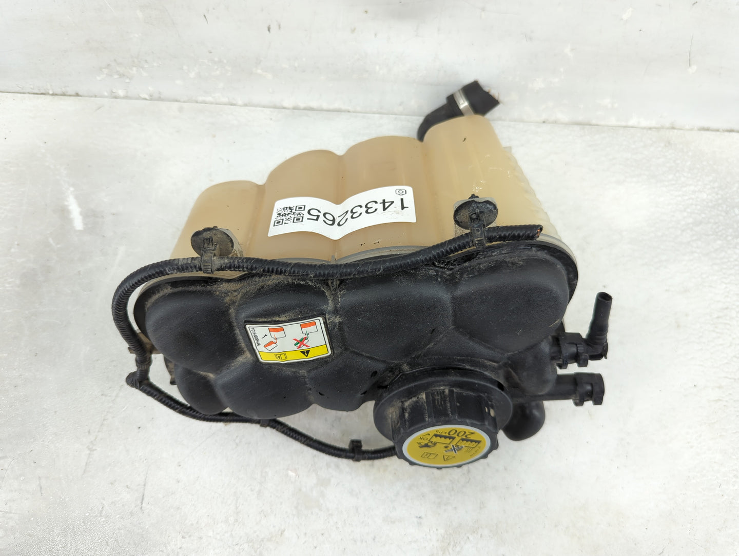 2016-2017 Jaguar Xf Radiator Coolant Overflow Expansion Tank Bottle - Oemusedautoparts1.com