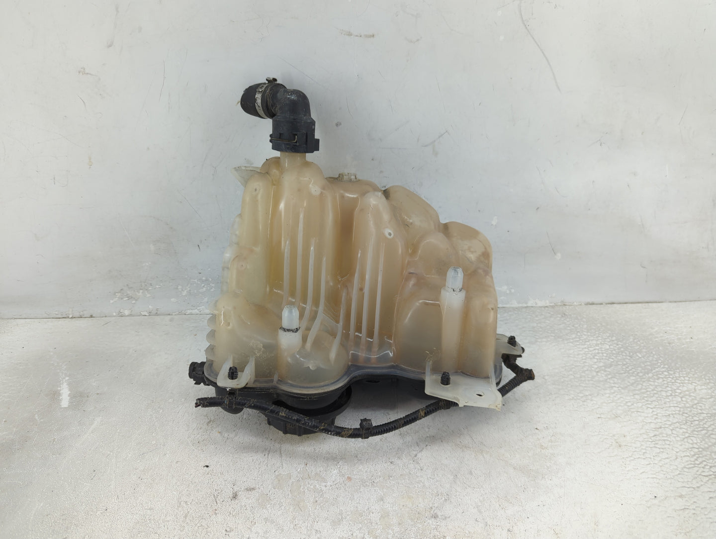 2016-2017 Jaguar Xf Radiator Coolant Overflow Expansion Tank Bottle - Oemusedautoparts1.com