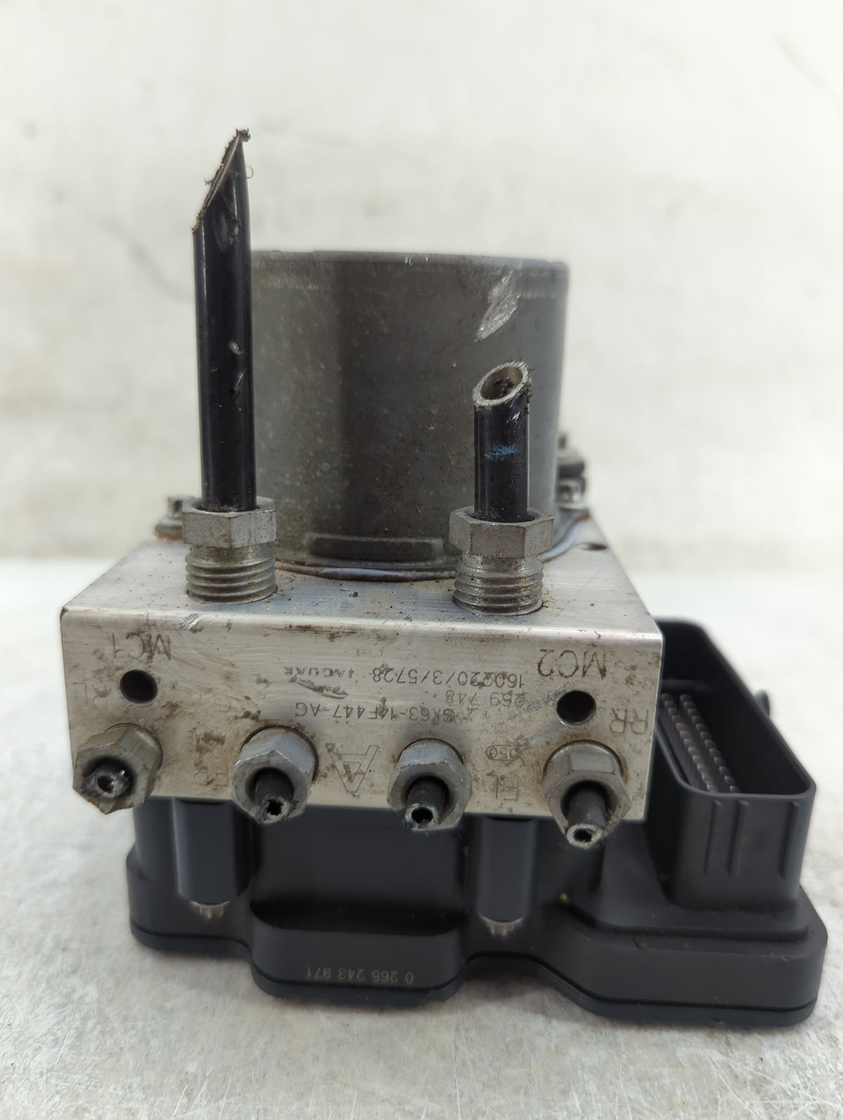2016-2017 Jaguar Xf Anti-Lock Brake ABS Pump Module Actuator OEM P/N:GX63-14F447-AG 0265243971, 0265956242 Fits Fits 2016 20