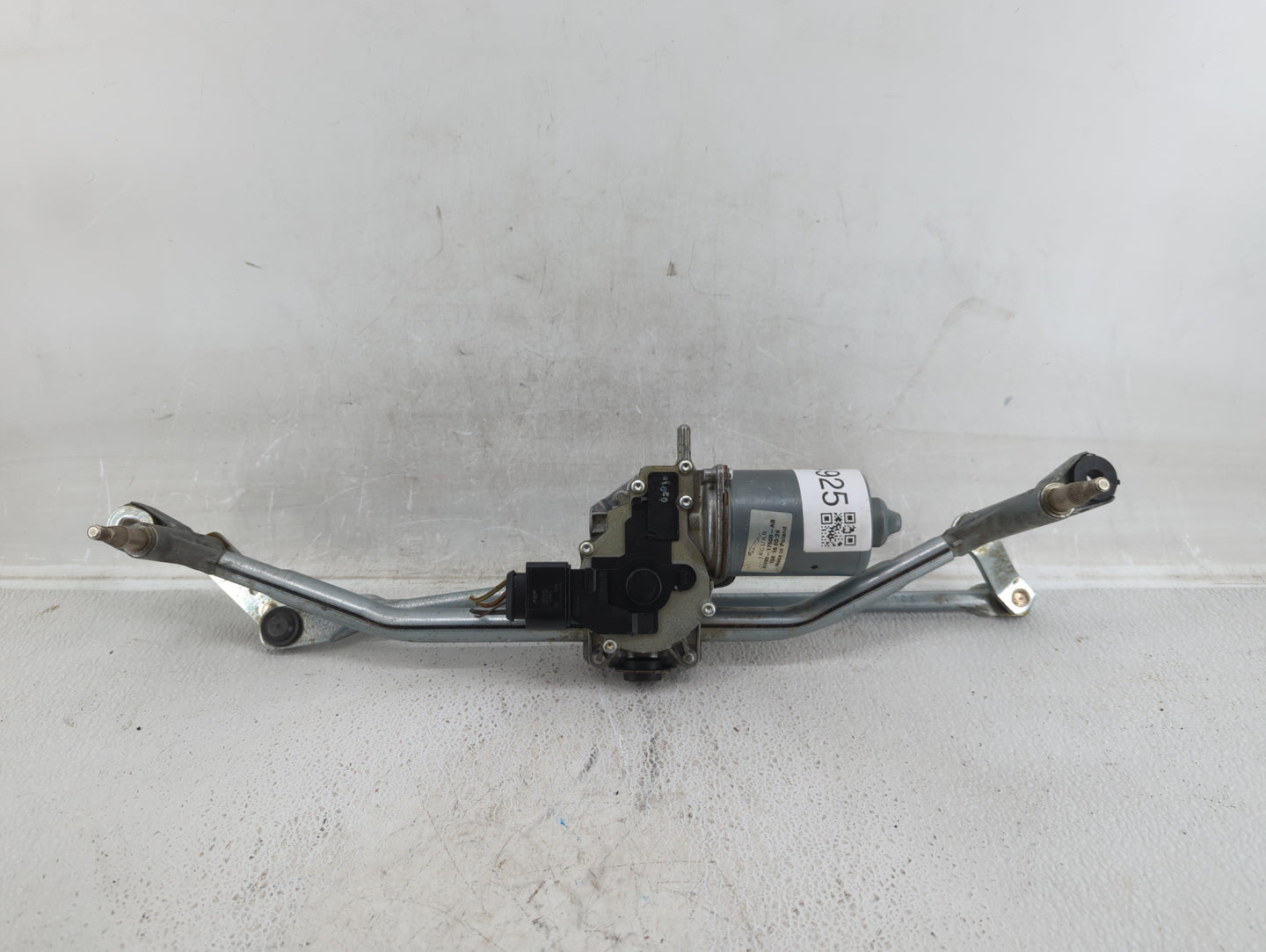 2016 Jaguar Xj Front Windshield Wiper Motor P/N:AW93-17500-AB Fits OEM Used Auto Parts - Oemusedautoparts1.com