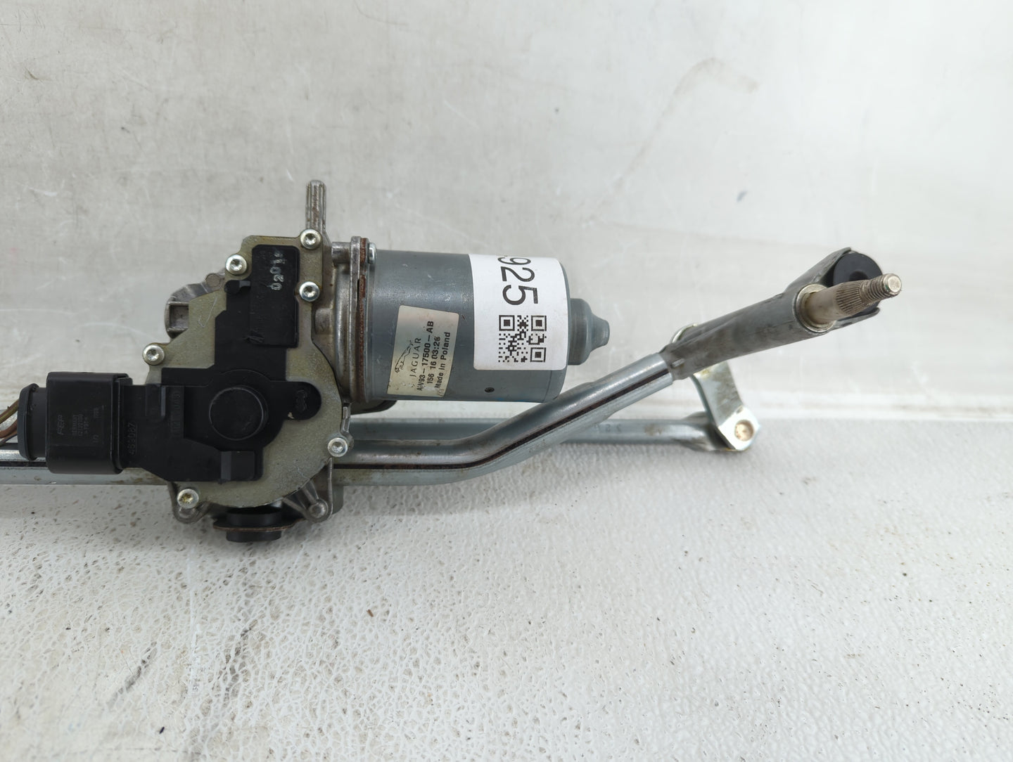 2016 Jaguar Xj Front Windshield Wiper Motor P/N:AW93-17500-AB Fits OEM Used Auto Parts - Oemusedautoparts1.com