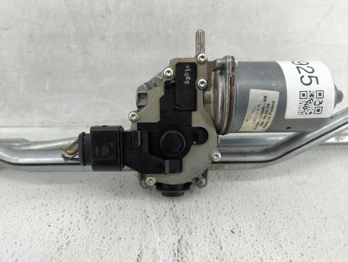 2016 Jaguar Xj Front Windshield Wiper Motor P/N:AW93-17500-AB Fits OEM Used Auto Parts - Oemusedautoparts1.com