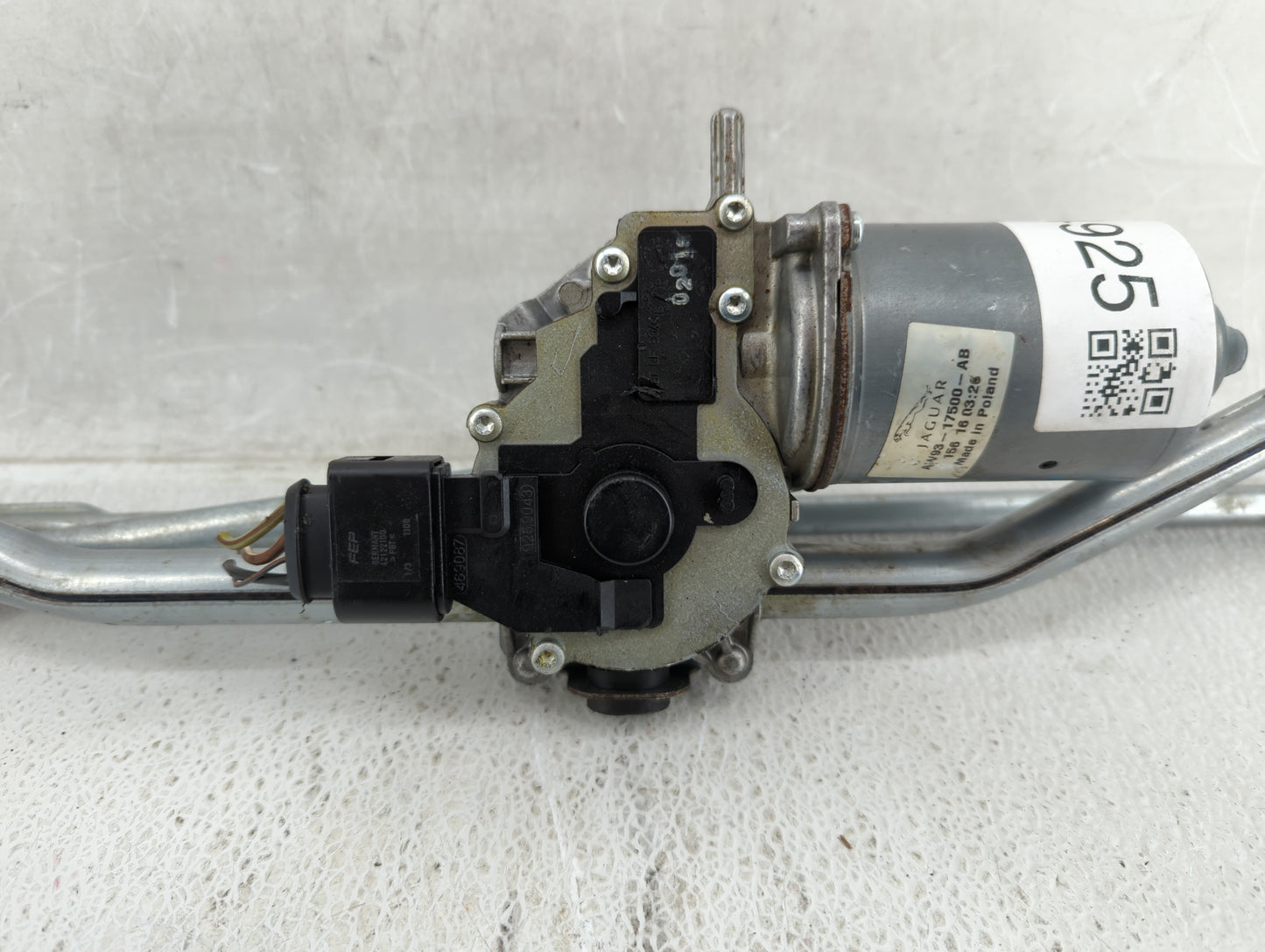 2016 Jaguar Xj Front Windshield Wiper Motor P/N:AW93-17500-AB Fits OEM Used Auto Parts - Oemusedautoparts1.com