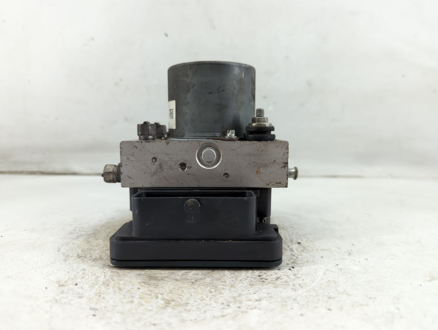 2016 Jeep Cherokee ABS Pump Control Module Replacement P/N:P68268292AC Fits OEM Used Auto Parts - Oemusedautoparts1.com