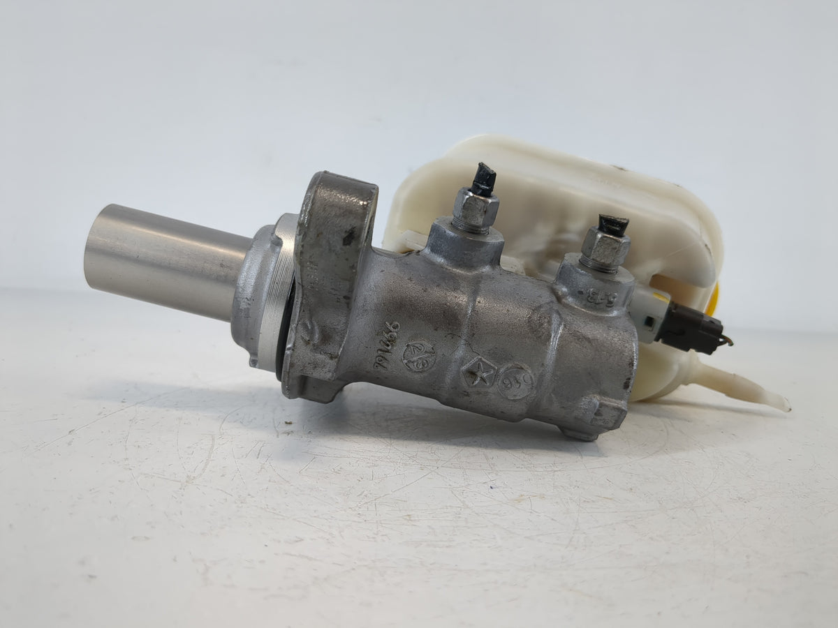 2014-2018 Jeep Cherokee Brake Master Cylinder 1107567 - Oemusedautoparts1.com