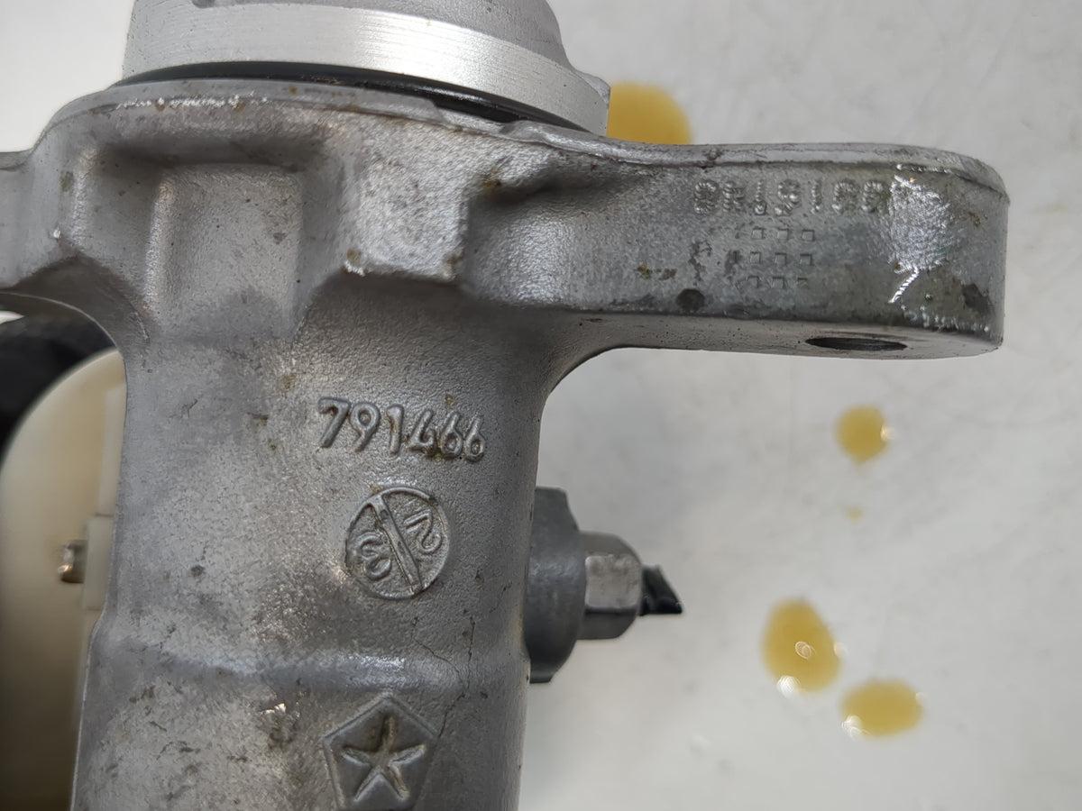 2014-2018 Jeep Cherokee Brake Master Cylinder 1107567 - Oemusedautoparts1.com