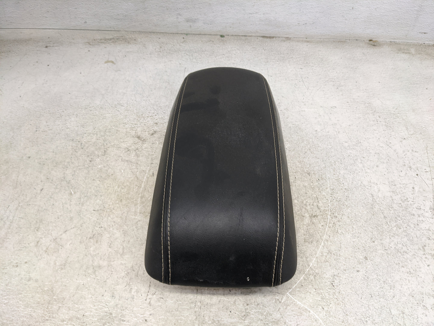 2015-2018 Jeep Cherokee Center Console Armrest Cover Lid Fits Fits 2015 2016 2017 2018 OEM Used Auto Parts - Oemusedautopart