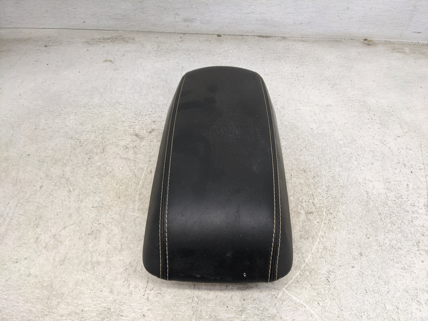 2015-2018 Jeep Cherokee Center Console Armrest Cover Lid Fits Fits 2015 2016 2017 2018 OEM Used Auto Parts - Oemusedautopart